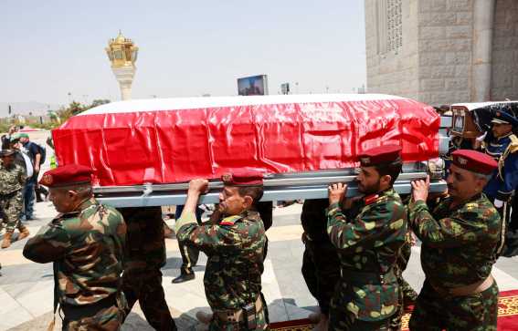 الحوثيون يصعّدون الهجمات بعد مقتل حكومتهم… وإسرائيل تتصدّى