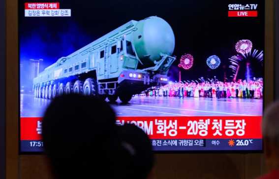 بيونغ يانغ تختبر صاروخ كروز عشية زيارة ترامب إلى كوريا الجنوبية