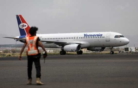 الحكومة اليمنية تُحذّر من تهديدات الحوثيين للطيران المدني
