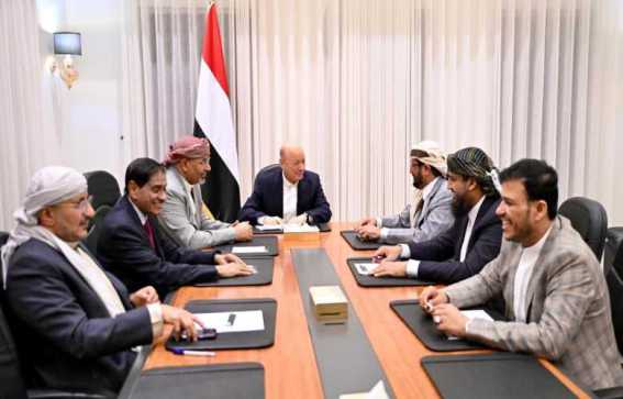 العليمي: لا اقتصاد دون أمن... ولا دولة دون إصلاحات شاملة