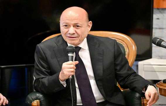 العليمي يُحذّر من تقويض وحدة القرار السيادي للدولة