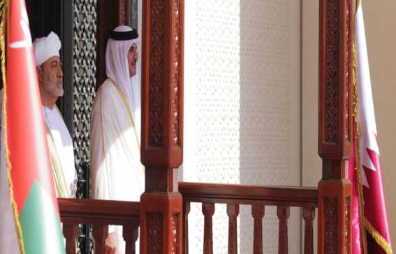 أمير قطر يصل إلى عُمان ويلتقي السلطان هيثم