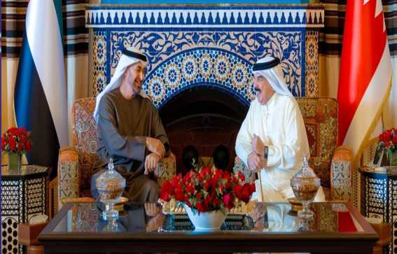 الشيخ محمد بن زايد يلتقي ملك البحرين في أبوظبي