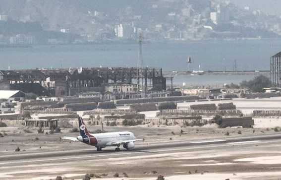 إصابات في مطار عدن وغارات على مواقع للحوثيين في تعز والجوف