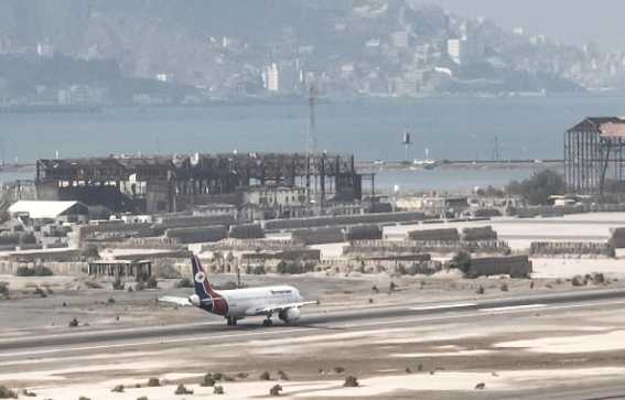 الحوثيون يستهدفون مطار عدن وقصر المعاشيق بصواريخ باليستية
