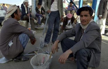 عمال اليمن.. ديون تثقل كاهلهم وفقر يعجزهم عن توفير احتياجات أسرهم