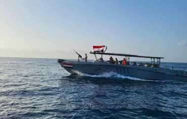 القوات اليمنية تعترض قارباً للحوثيين يحمل معدات مسيّرات