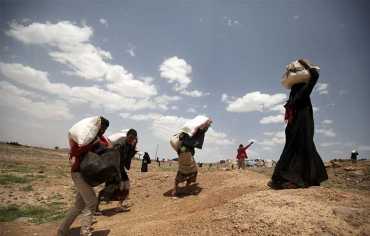 موظفون دون رواتب وفقراء بلا مساعدات.. رمضان يحل «ضيفا ثقيلاً» على اليمنيين 