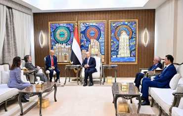 العليمي يتمسّك باحتكار الدولة السلاح بعيداً عن الميليشيات