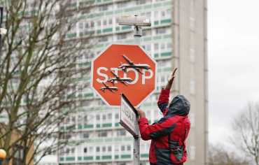 رجل يسرق لافتة «STOP» رسم عليها بانكسي طائرات بلا طيار في لندن
