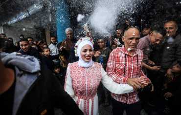 زفاف في مدرسة برفح انتصاراً للحياة على الموت والحرب في غزة