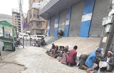 انقطاع الرواتب وتردي الخدمات يؤججان السخط ضدالحوثيين