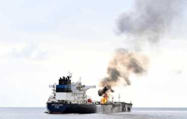 الغرق يهدد مصير سفينة تعرضت لهجوم صاروخي في البحر الأحمر
