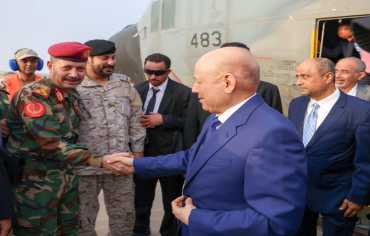العليمي يعود إلى عدن رفقة رئيس وزرائه لاحتواء التدهور الاقتصادي