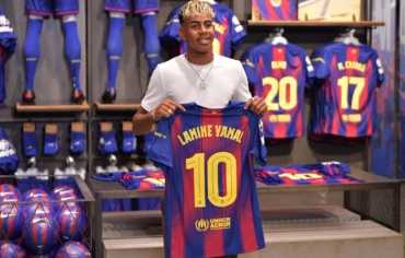 برشلونة يجدد عقد لامين يامال ويمنحه القميص رقم 10