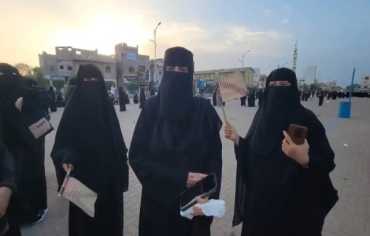 عدن: وقفة احتجاجية للمطالبة بتحسين الأوضاع المعيشية ووقف تدهور العملة