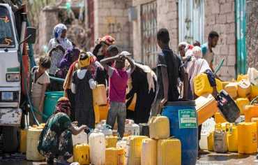 الحوثيون يمنعون دخول صهاريج المياه من الحوبان إلى تعز
