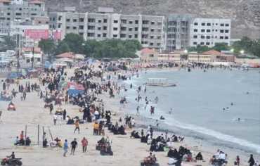 البحر يجرف 7 شبّان عند أحد شواطئ عدن