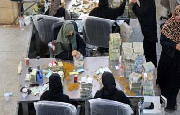 رهان يمني على الدعم المالي السعودي لدعم استقرار الريال
