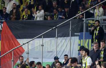 المدرجات الأوروبية تنتفض لأجل فلسطين.. اتهام صريح لـ"يويفا" بالتواطؤ