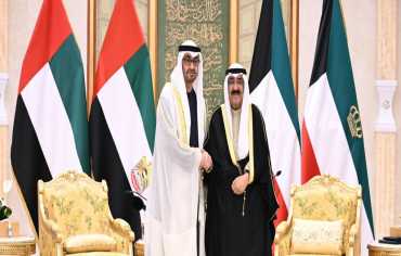 الرئيس الإماراتي يصل إلى الكويت ويلتقي الشيخ مشعل