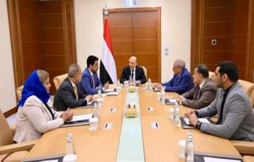 العليمي: الحوثيون يهددون الإغاثة... واليمن متمسك بحاضنته الخليجية