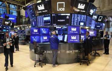 ارتفاع الذهب واستقرار الدولار وتراجع النفط