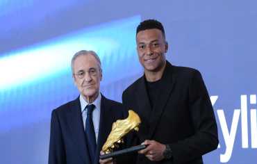 مبابي يتوّج بالحذاء الذهبي وبيريز يضعه بين أساطير ريال مدريد