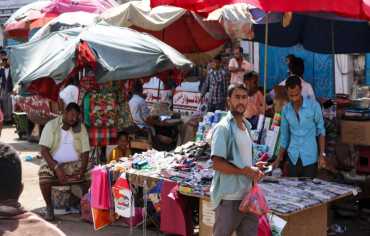 تحرير الدولار الجمركي: أسواق اليمن تترقب موجة سعرية جديدة