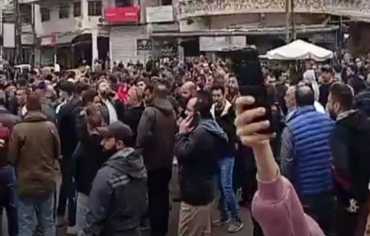 مظاهرات في اللاذقية احتجاجاً على أحداث حمص ومطالبة باللامركزية