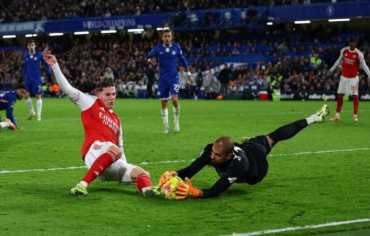 تشيلسي بعشرة لاعبين يتعادل مع أرسنال بالدوري الإنكليزي