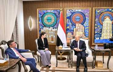 العليمي يشدد على الشراكة السياسية... ويرفض «أحادية الانتقالي»