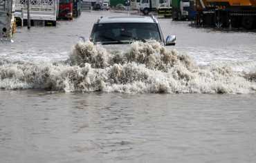 عاصفة في الإمارات تتسبّب بفيضانات واضطرابات في حركة الطيران