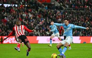 مانشستر سيتي يتعادل مع سندرلاند ويقدم هدية لأرسنال متصدر الدوري الإنكليزي