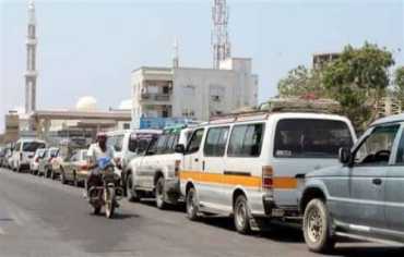  أزمة تنقل خانقة بعد قطع الطرق المؤدية إلى عدن