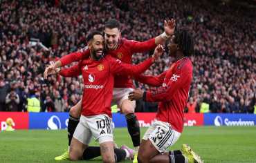 مانشستر يونايتد بقيادة كاريك ينتفض في "الديربي" ويُسقط سيتي