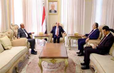 رئيس الحكومة اليمنية يأمر بصرف رواتب الموظفين المتأخرة