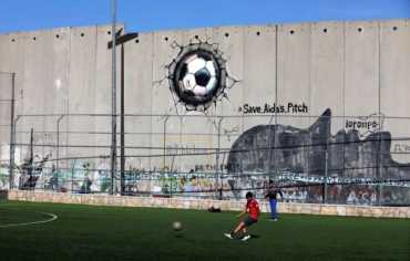 المواجهة بالفن.. جدارية تقاوم تهديد إسرائيل بهدم ملعب مخيم عايدة 