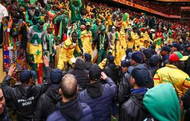 الكاف يفرض عقوبات على السنغال والمغرب... إيقاف وغرامات مالية