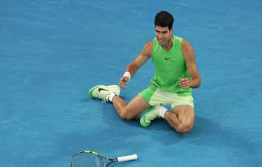 ألكاراز المُصاب يتخطى زفيريف في مباراة ماراثونية.. أول نهائي في أستراليا