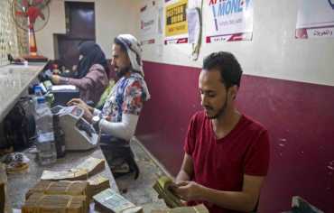 أزمة السيولة تدفع البنك المركزي اليمني لتثبيت سعر صرف جديد للريال