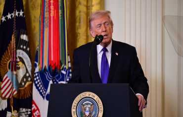 شهر من الحرب على إيران... ترامب يغرق في أزمته