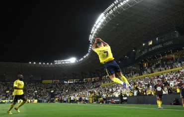 رونالدو يخطف الأضواء في قمة الأهلي: هدف وصدارة واحتفال لافت