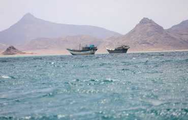 الحكومة اليمنية تدعو  إلى تعزيز التعاون لحماية الممرات والملاحة الدولية