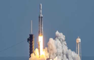 "سبيس إكس" تطلق صاروخها الثقيل بنجاح لتوسيع خدمات الإنترنت