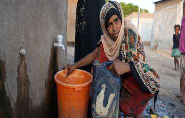 في غياب الإغاثة واستهتار الحوثيين... الموت جوعاً للنازحين اليمنيين