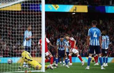 أرسنال يستهل دفاعه عن لقب الدوري بثلاثية في مرمى كوفنتري