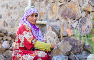 وهبية نصر... امرأة تنتصر على صخور اليمن