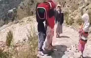 أم يمنية تحمل جثمان ابنتها.. صورة تختزل قسوة المشهد في اليمن