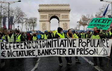 باريس تحقق في وجود حسابات الكترونية مزيفة تضخم حركة الاحتجاج